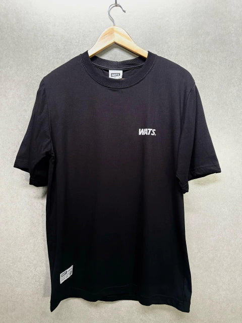 Camiseta Wats Logo Boton Preta